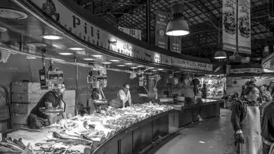 Difference Between Wholesaler And Retailer Difference Between Wholesaler And Retailer